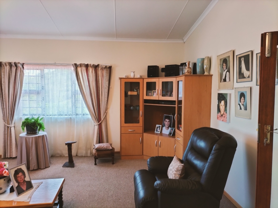 6 Bedroom Property for Sale in Grootbrakhoogte Western Cape